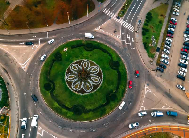 Comment emprunter un rond-point à 4 sorties ? Règles de conduite et priorités Delmotos