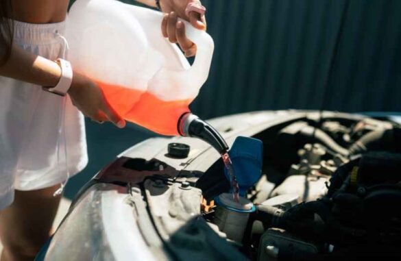 Fuite de liquide de refroidissement : les causes les plus fréquentes et les signes qui doivent alerter Delmotos