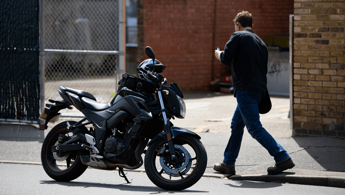 
			Comment protéger efficacement votre moto des voleurs ?

			
				2 roues - 19 décembre 2025
			
		

