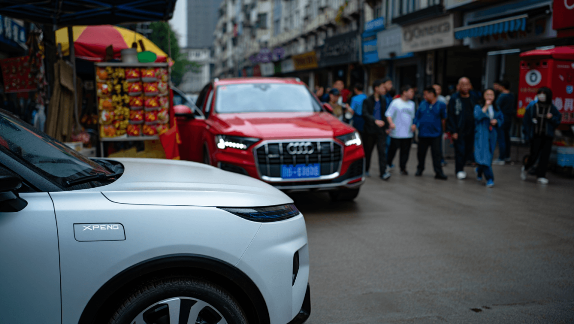 Xpeng sous pression face au ralentissement des VE
Et si les mots “car” et “horse” avaient la même origine ? Une étonnante histoire linguistique liée à l’automobile
Nouvel Audi Q7 : la troisième génération du SUV arrive avec jusqu’à 7 places et un V6 diesel électrifié
Trump s’immisce dans le débat sur le droit à la réparation auto
