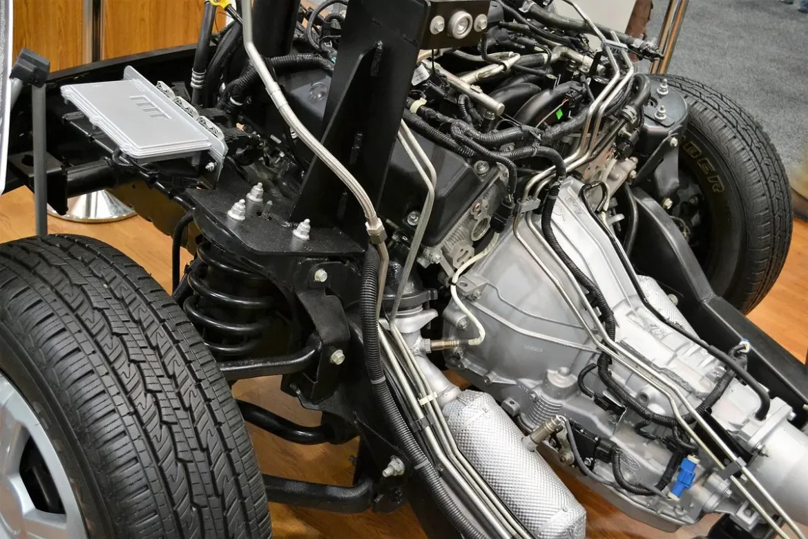Amortisseur de moto en cours de diagnostic et réparation dans un atelier