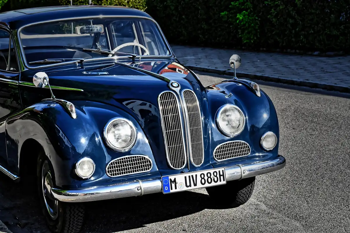 Gros plan anonyme d'un moteur V8 et éléments en carbone
