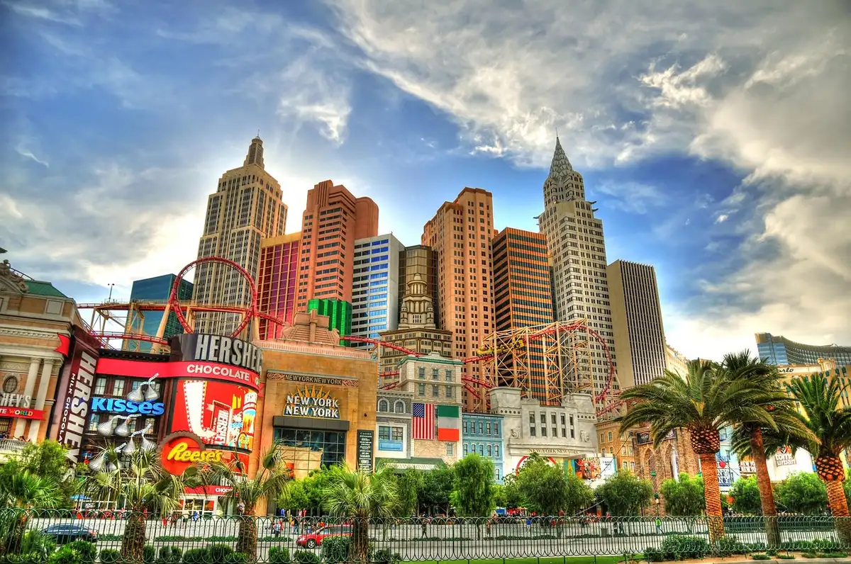 Vue diurne d'une artère de Las Vegas avec piétons et hôtels
