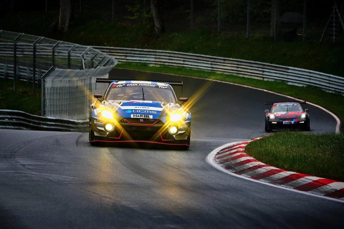 Départ de course avec voitures sur la grille au soleil
