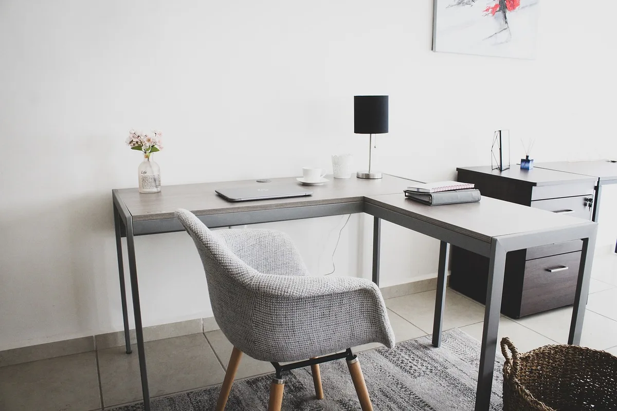 Dossier numérique et factures sur un bureau lumineux pour gérer un sinistre
