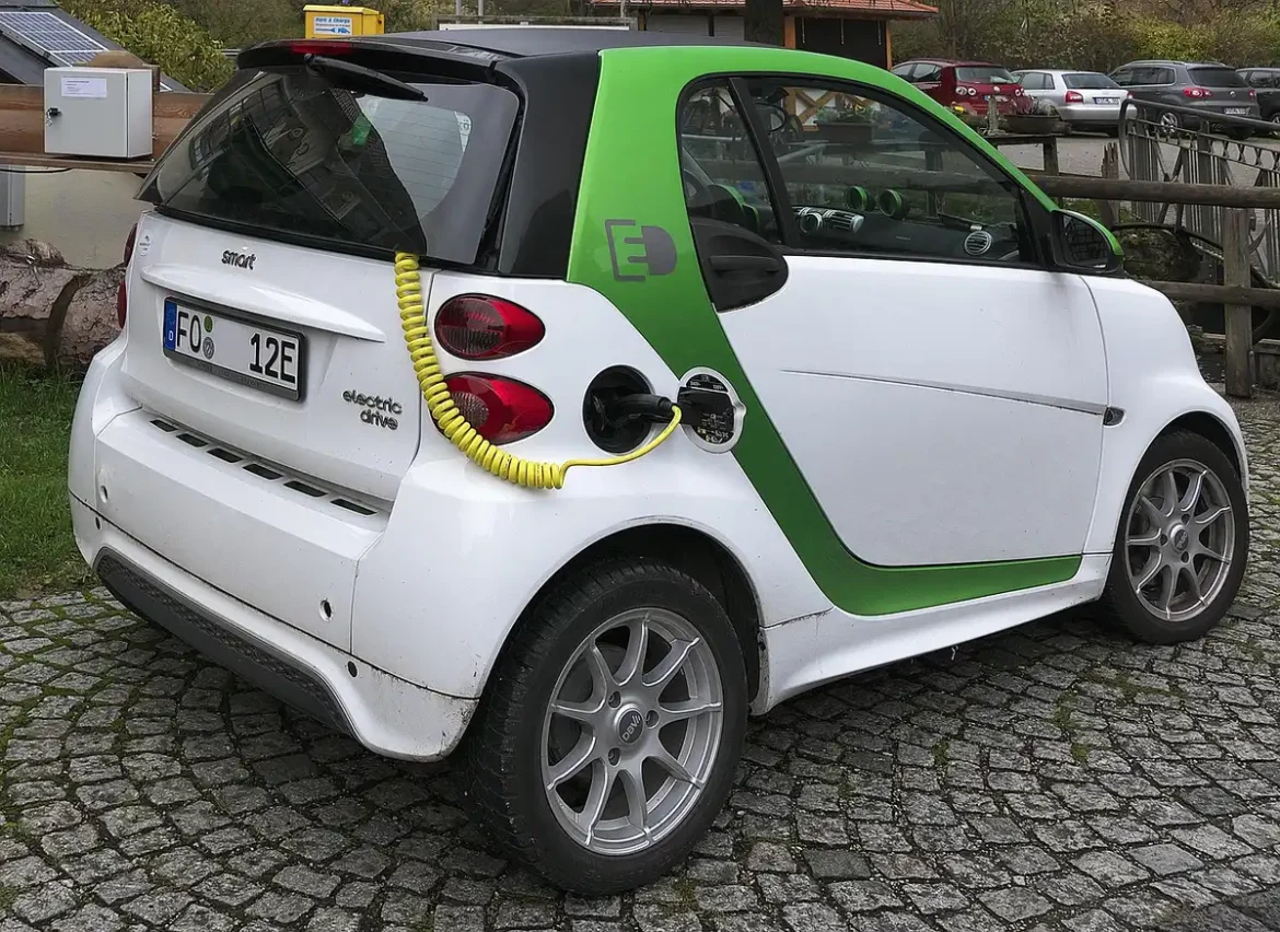 Vans utilitaires électriques en recharge sur un dépôt en plein jour