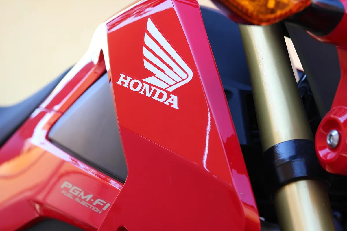 Mains simulant la compression de la fourche et la rotation du guidon sur une moto