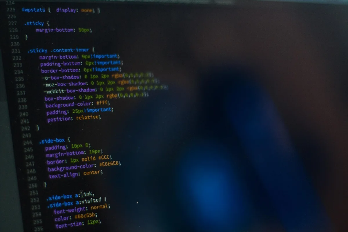 Ordinateur portable affichant un champ 'code promo' lors d'une souscription en ligne