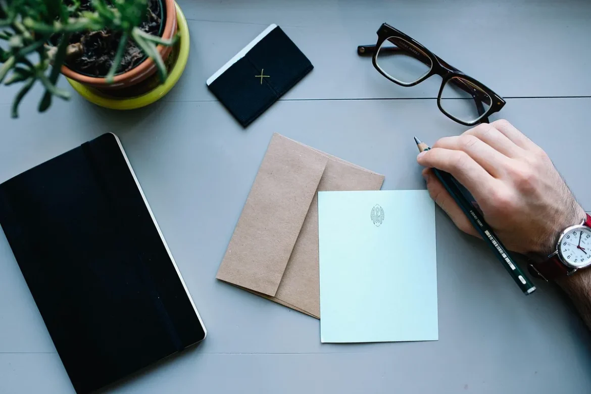 Personne anonyme remplissant un devis d'assurance sur tablette avec documents sur une table