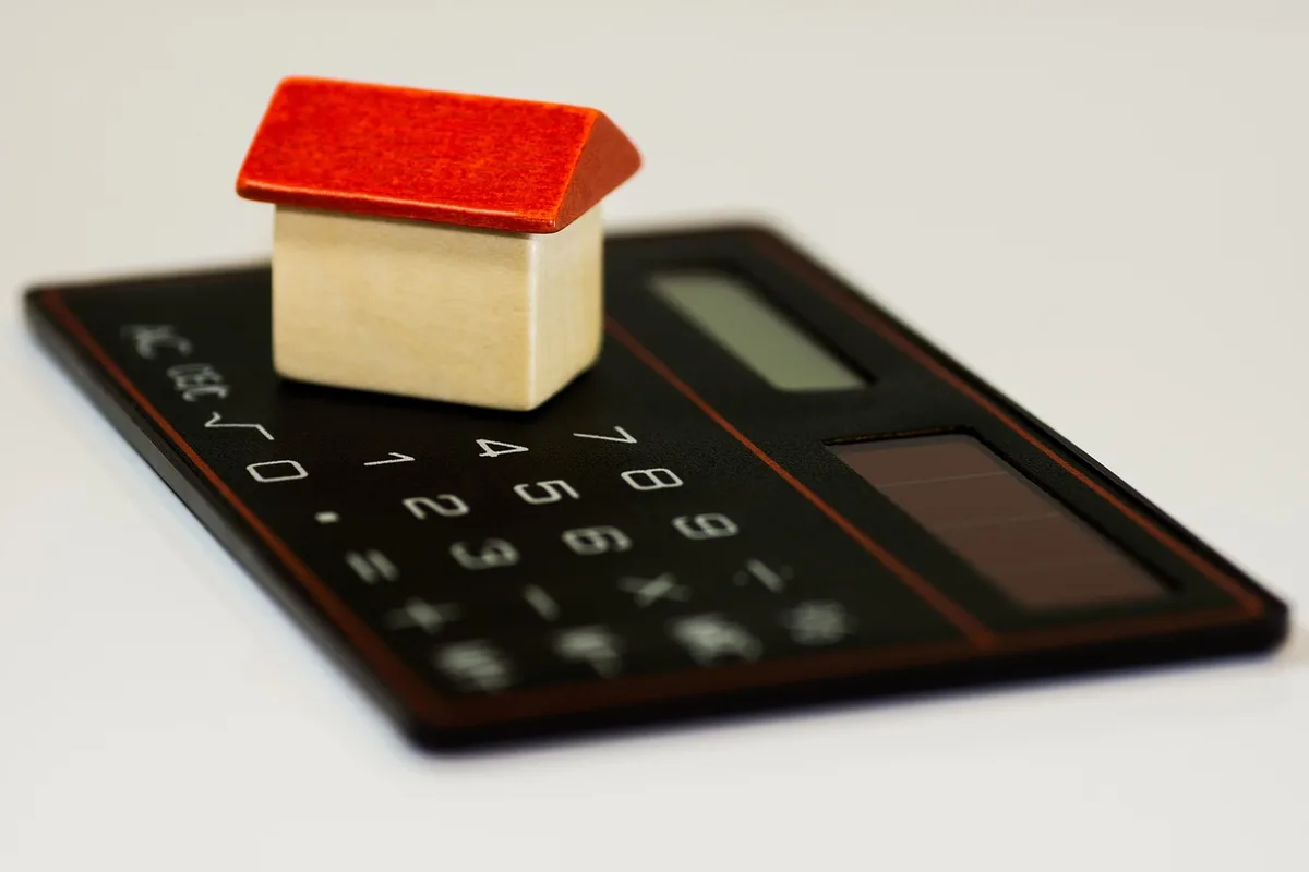 Calculatrice, documents et brochure de voiturettes sur une table