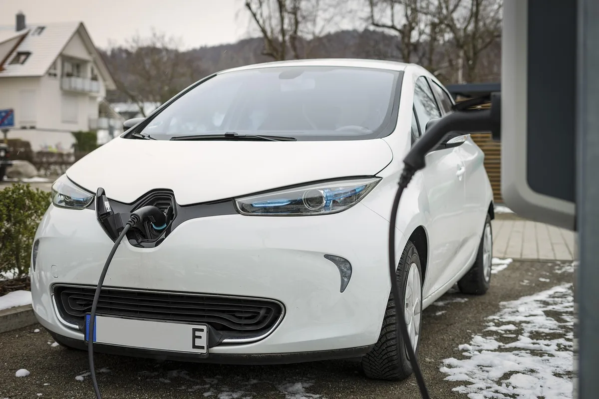 Personne consultant un dossier d'aide publique pour l'achat d'une voiture électrique