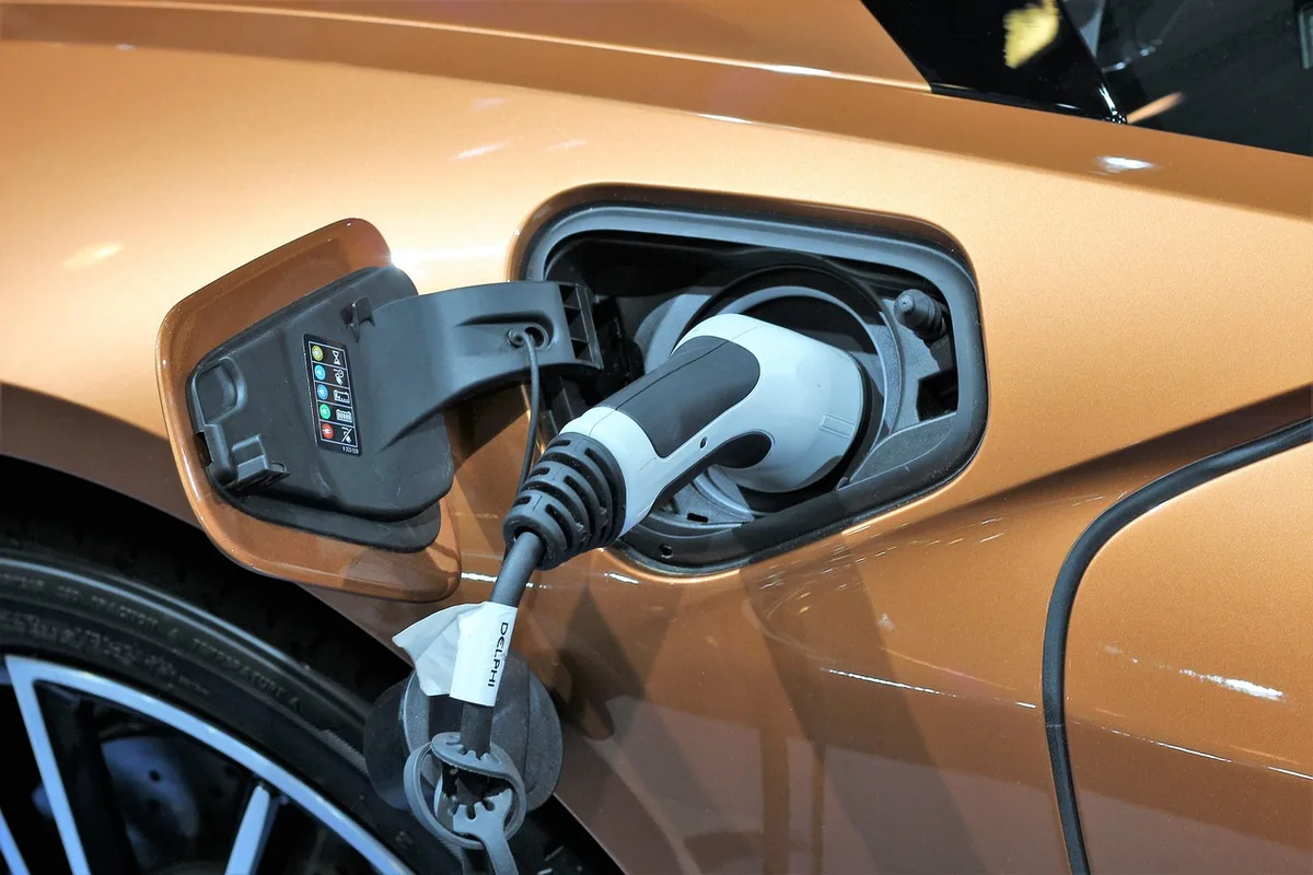 Voiture électrique en train de charger sur une aire d'autoroute en journée