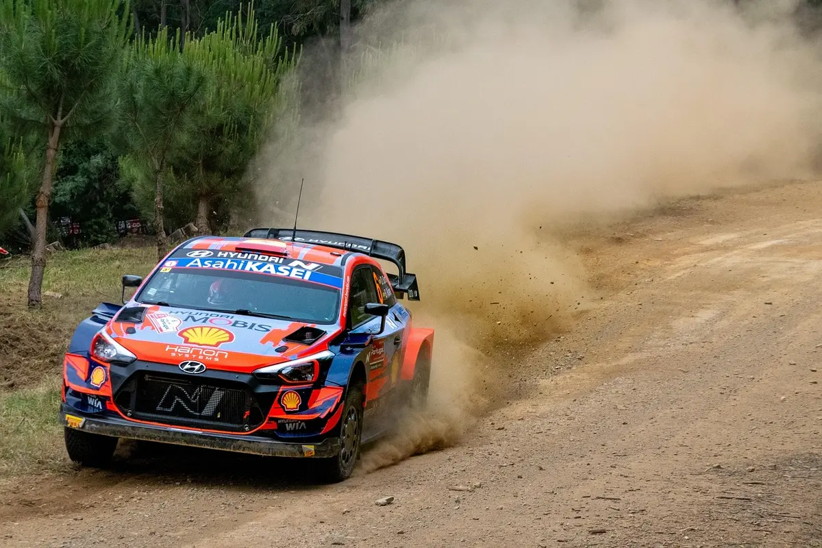 Voiture de rallye en sortie de route sur une spéciale gravillonneuse