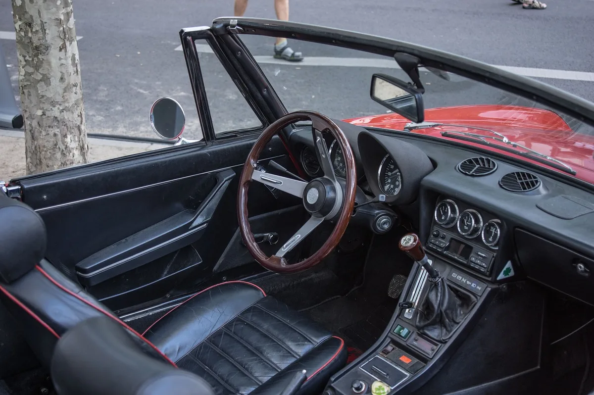 Détail d'un rétroviseur avec garniture carbone sur une voiture de showroom