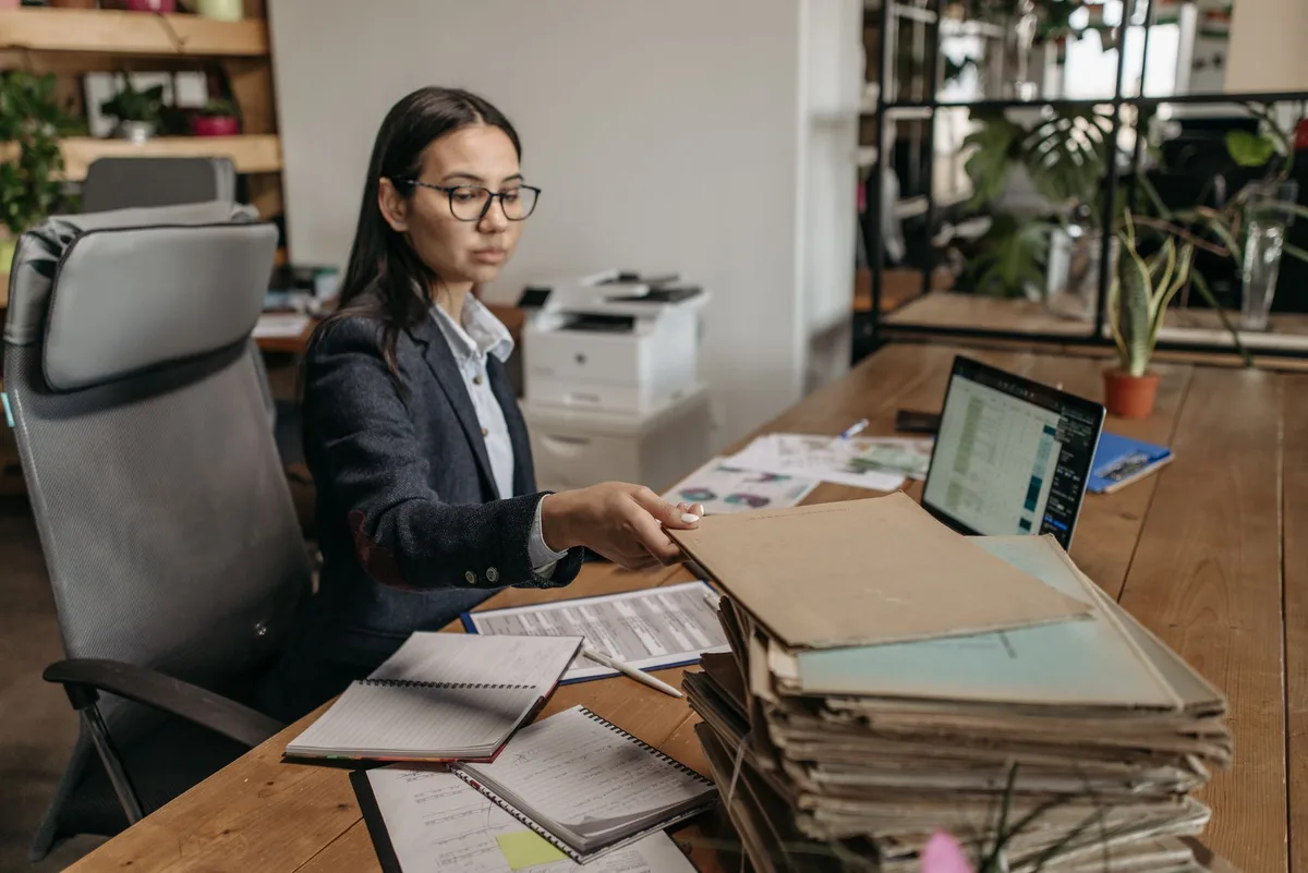 Documents d'enregistrement d'entreprise posés sur un bureau lumineux