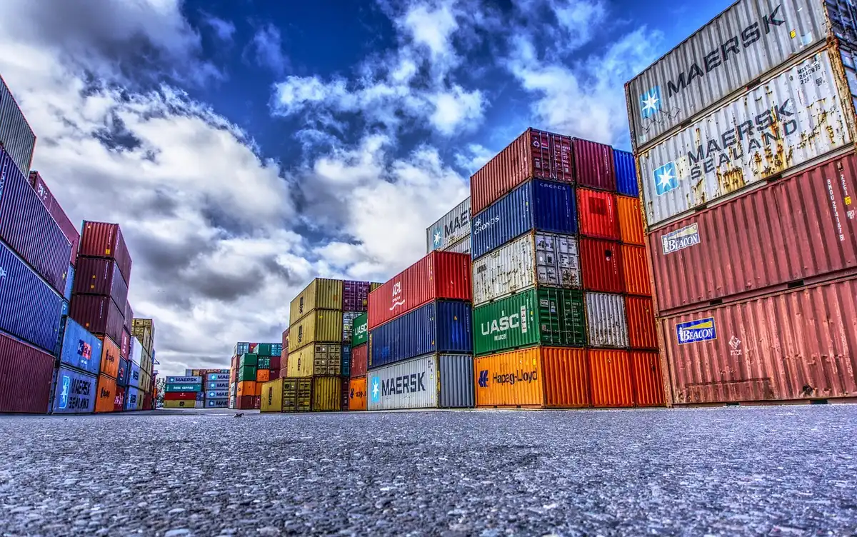Documents douaniers et formulaires d'exportation sur un bureau
