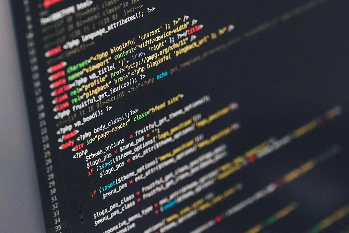 Équipe de développement logiciel près de racks de serveurs dans un bureau lumineux