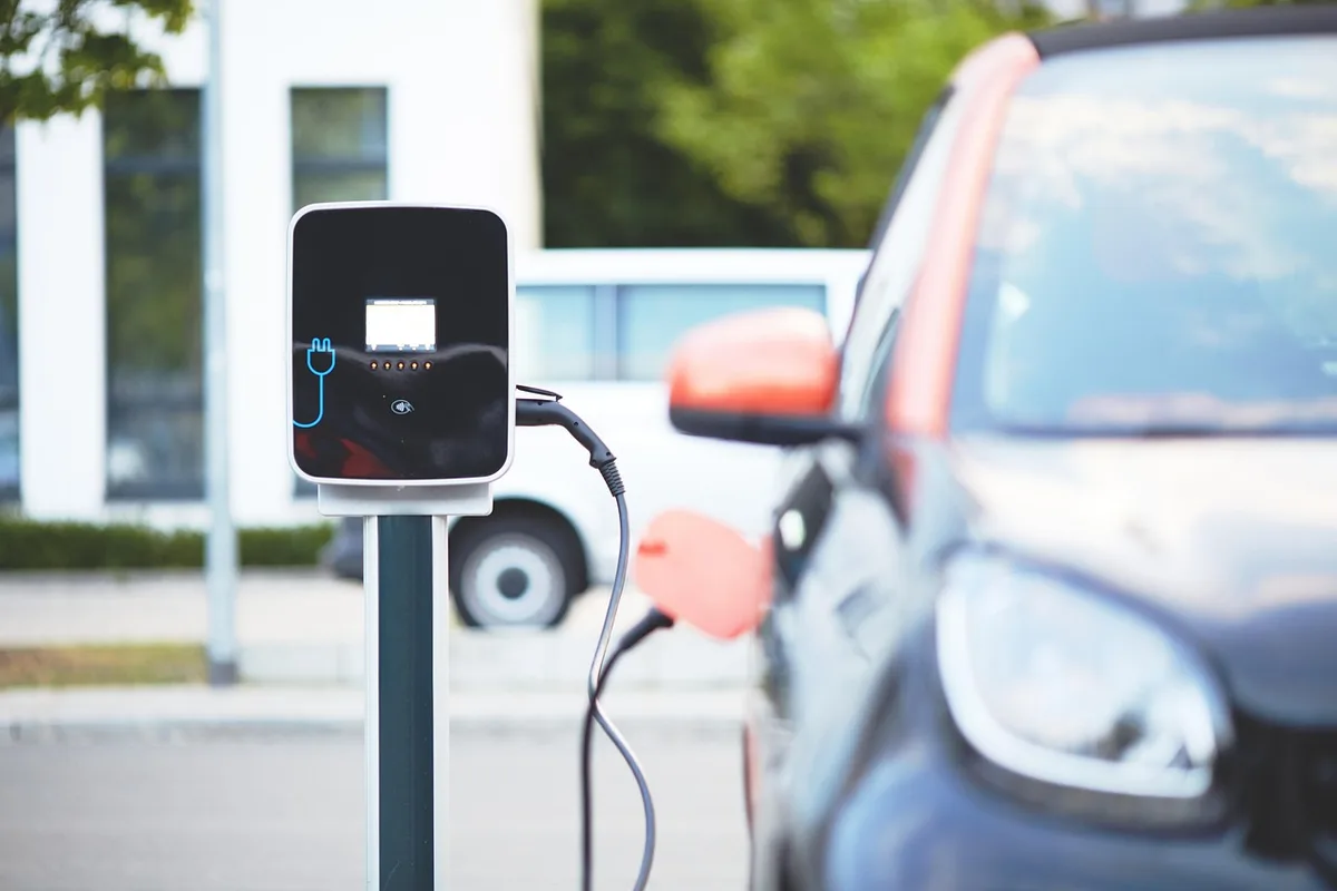 Application mobile affichant des bornes de recharge près d'une voiture électrique