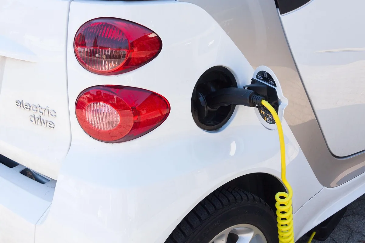 Différents types de connecteurs et panneaux indiquant la puissance d'une borne de recharge
