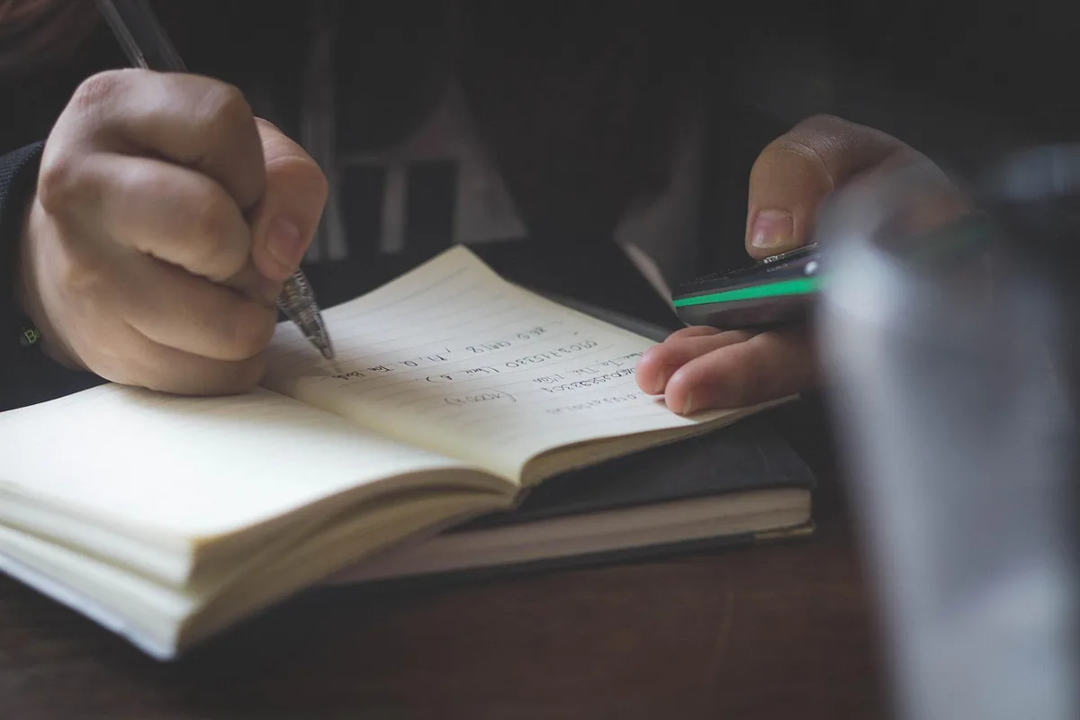 Ordinateur portable et notes de checklist pour un pitch deck