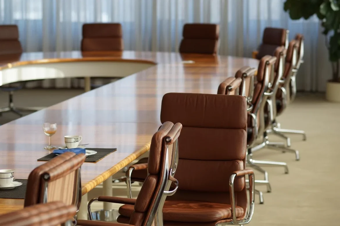 Mains anonymes sur un dossier de candidature posé sur une table en journée