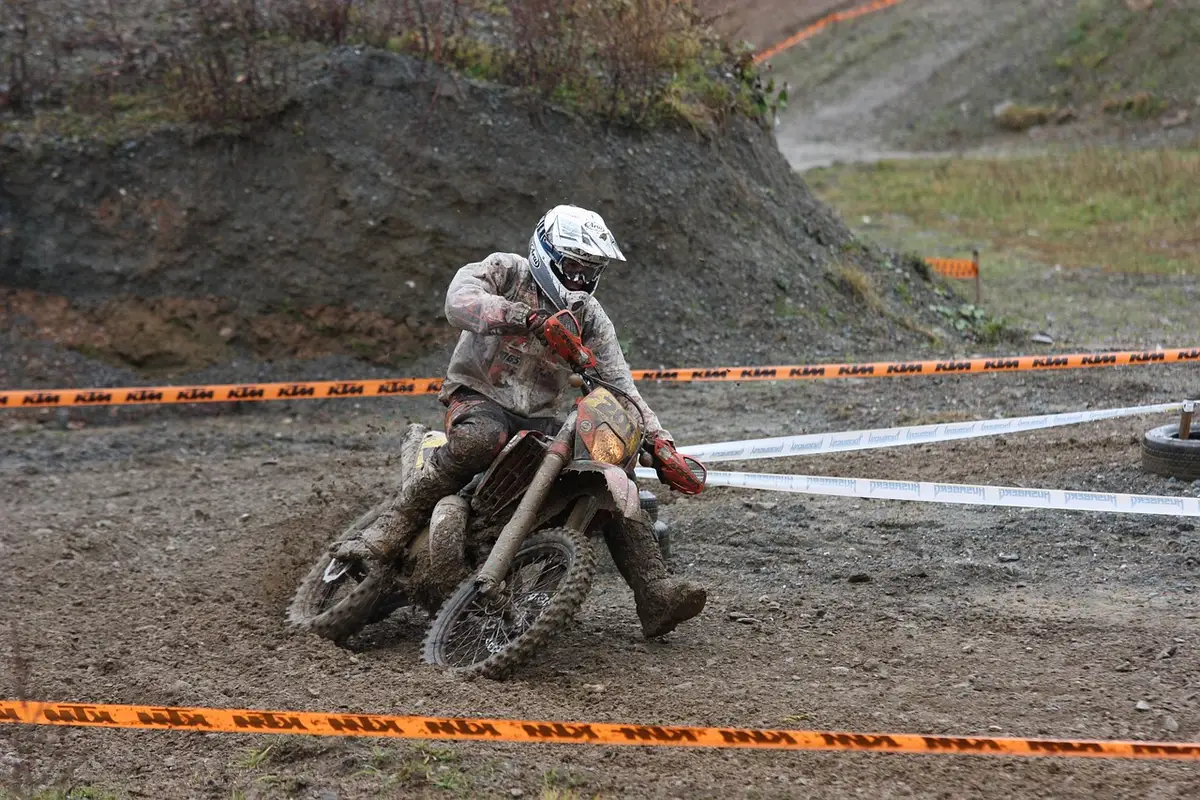 Zone d'atelier visible avec pièces moto montées et démonstration d'installation