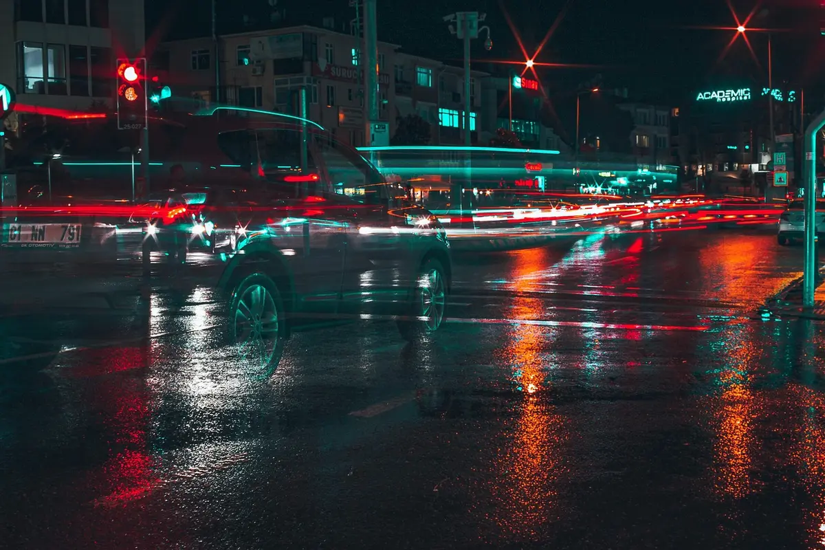 Voiture approchant une intersection en ville, conduite fluide et anticipative