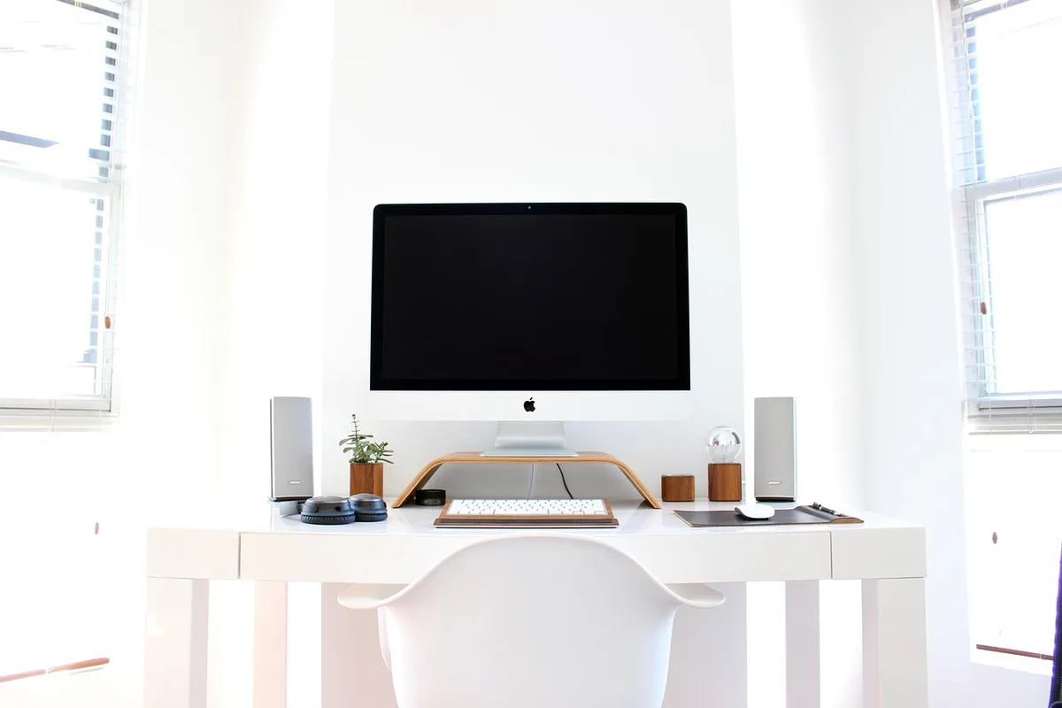 Tableau des coûts sur un bureau avec calculatrice et documents