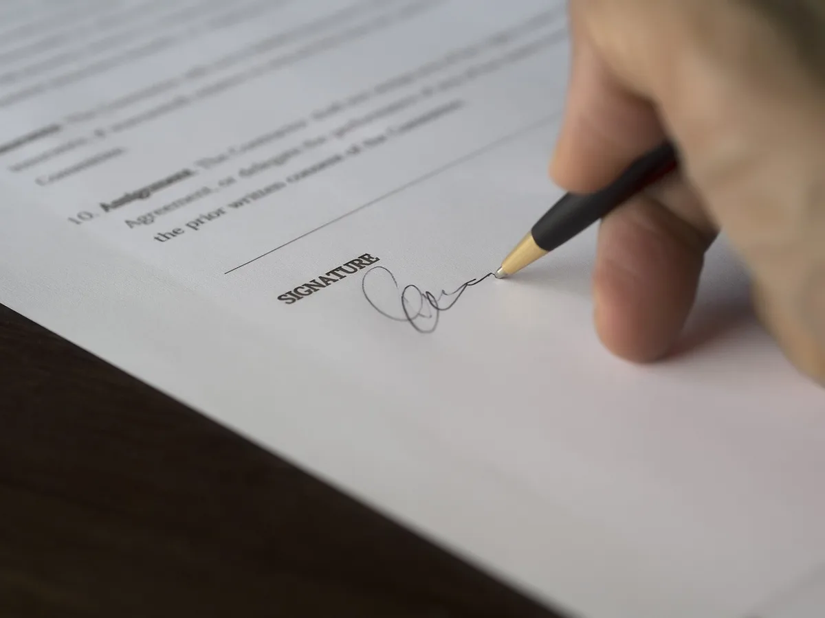 Documents d'assurance habitation sur une table familiale