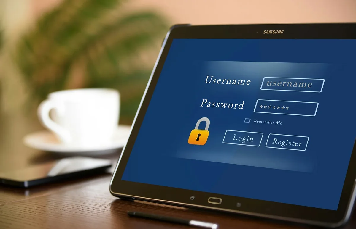 Personne écrivant une déclaration sur un formulaire d'assurance au bureau