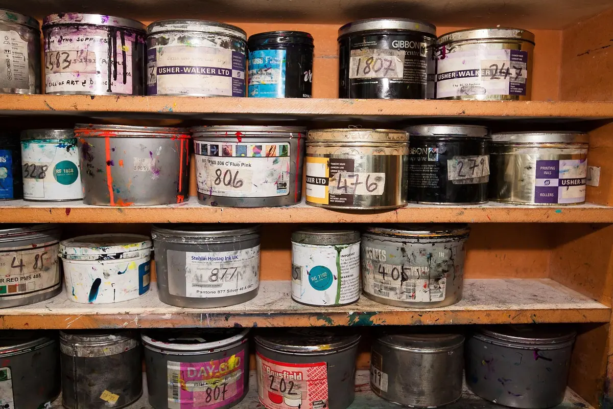 Bon de commande imprimé et pièce d'identité posés sur un comptoir