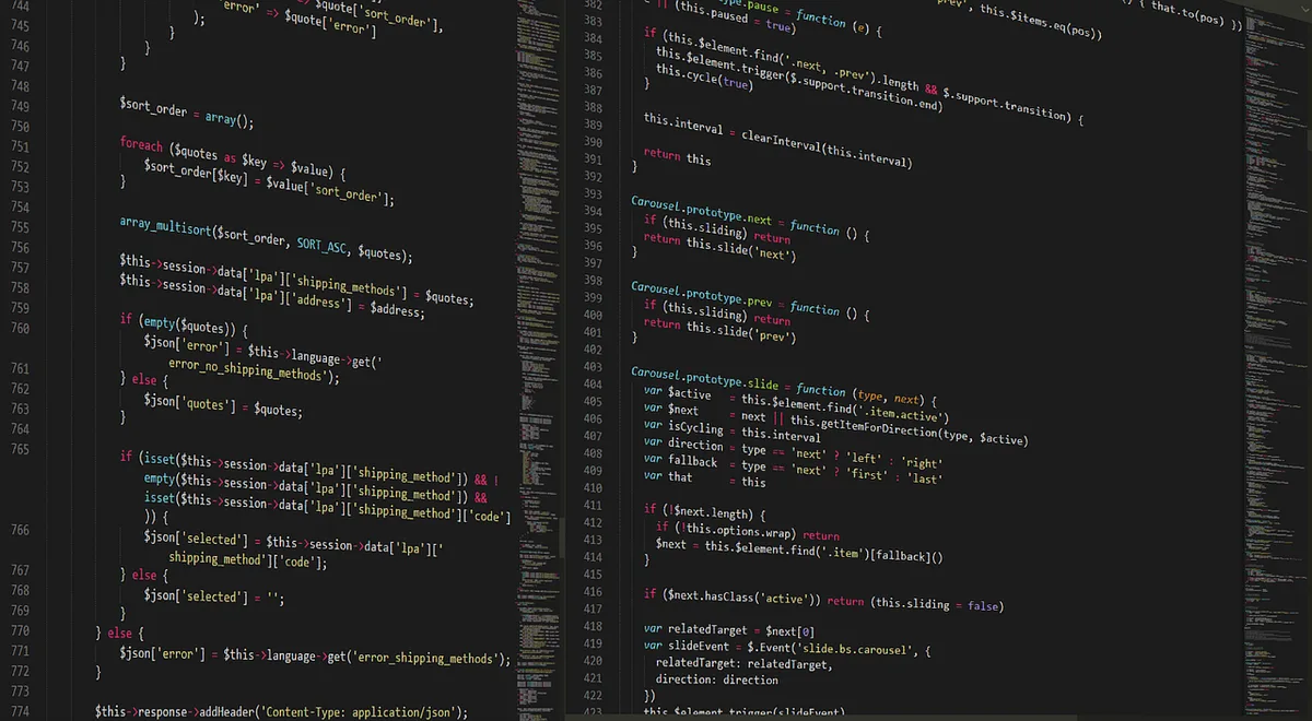 Ingénieur travaillant sur logiciel d'assistance dans un bureau, tablette et code visible