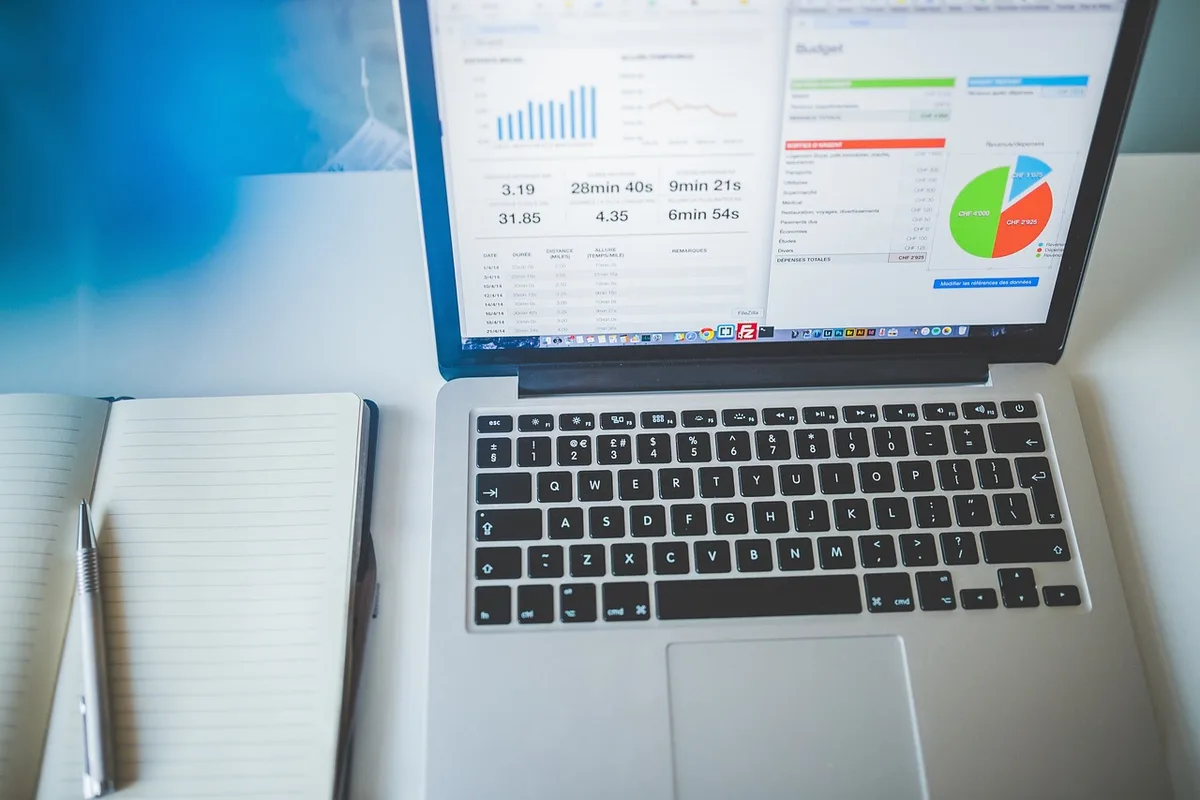 Relevé d'information d'assurance posé sur un bureau lumineux