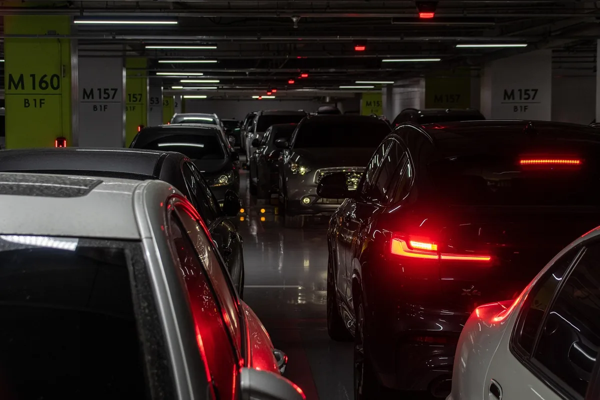 Vérification de batterie de voiture dans un garage lumineux