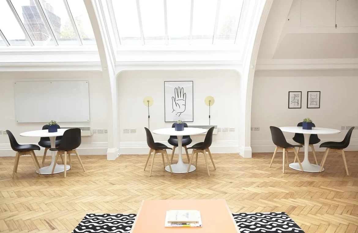 Intérieur lumineux d'un SUV familial avec toit panoramique et coffre partiellement chargé
