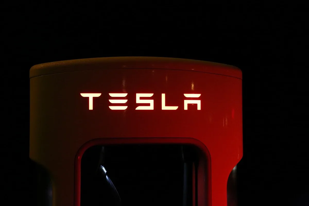 Batterie de véhicule et câble de recharge sur un chantier