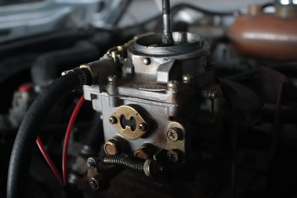Atelier automobile et pièces évoquant l'origine sportive de Cupra