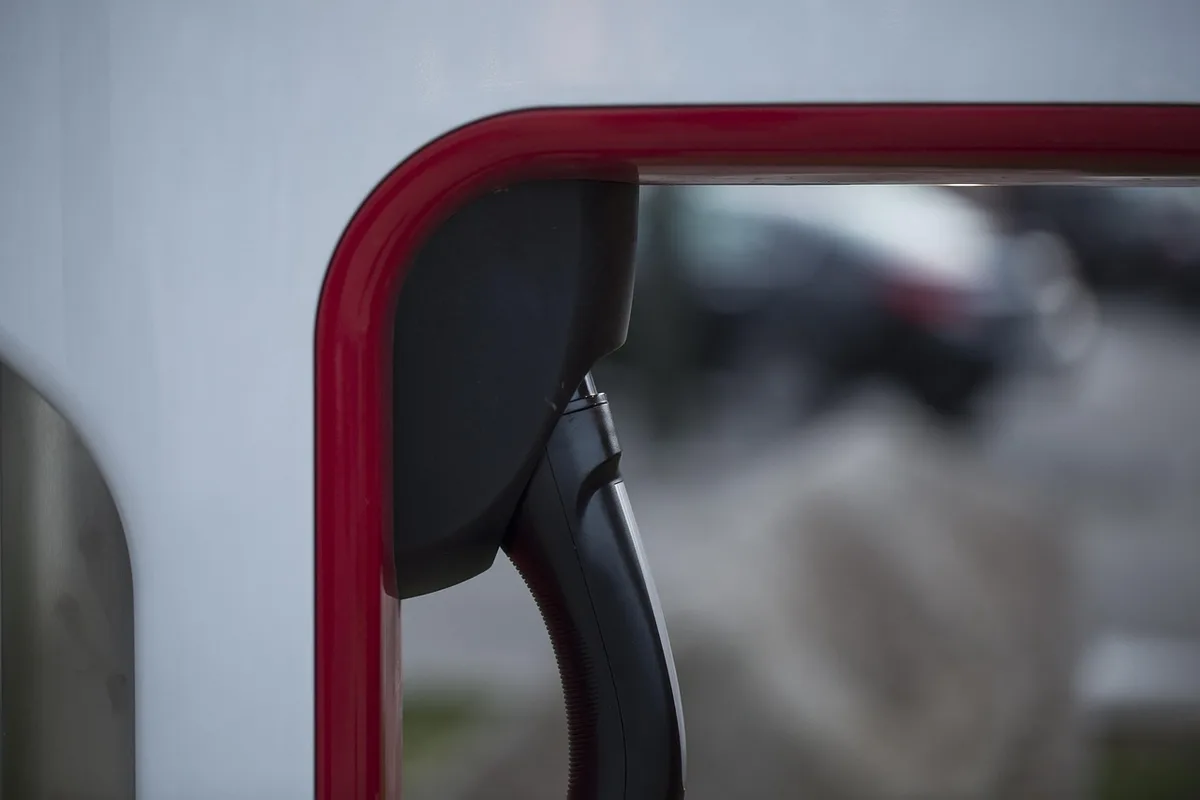 Cupra Born en recharge sur aire de stationnement urbaine