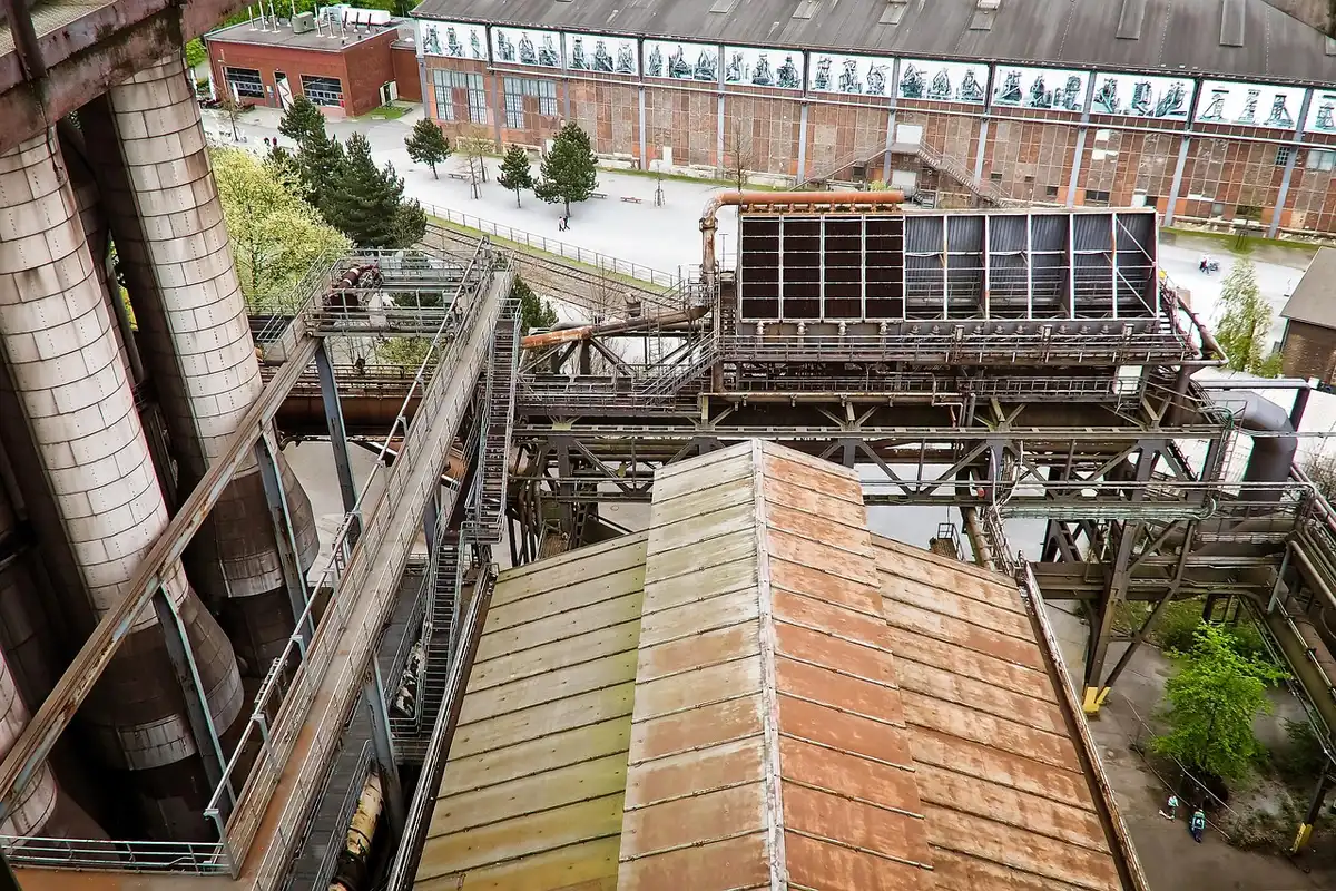 Vue aérienne diurne d'un site industriel et routes logistiques près d'usines