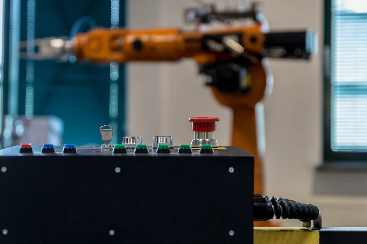 Ligne d'assemblage robotisée dans une usine de batteries en journée