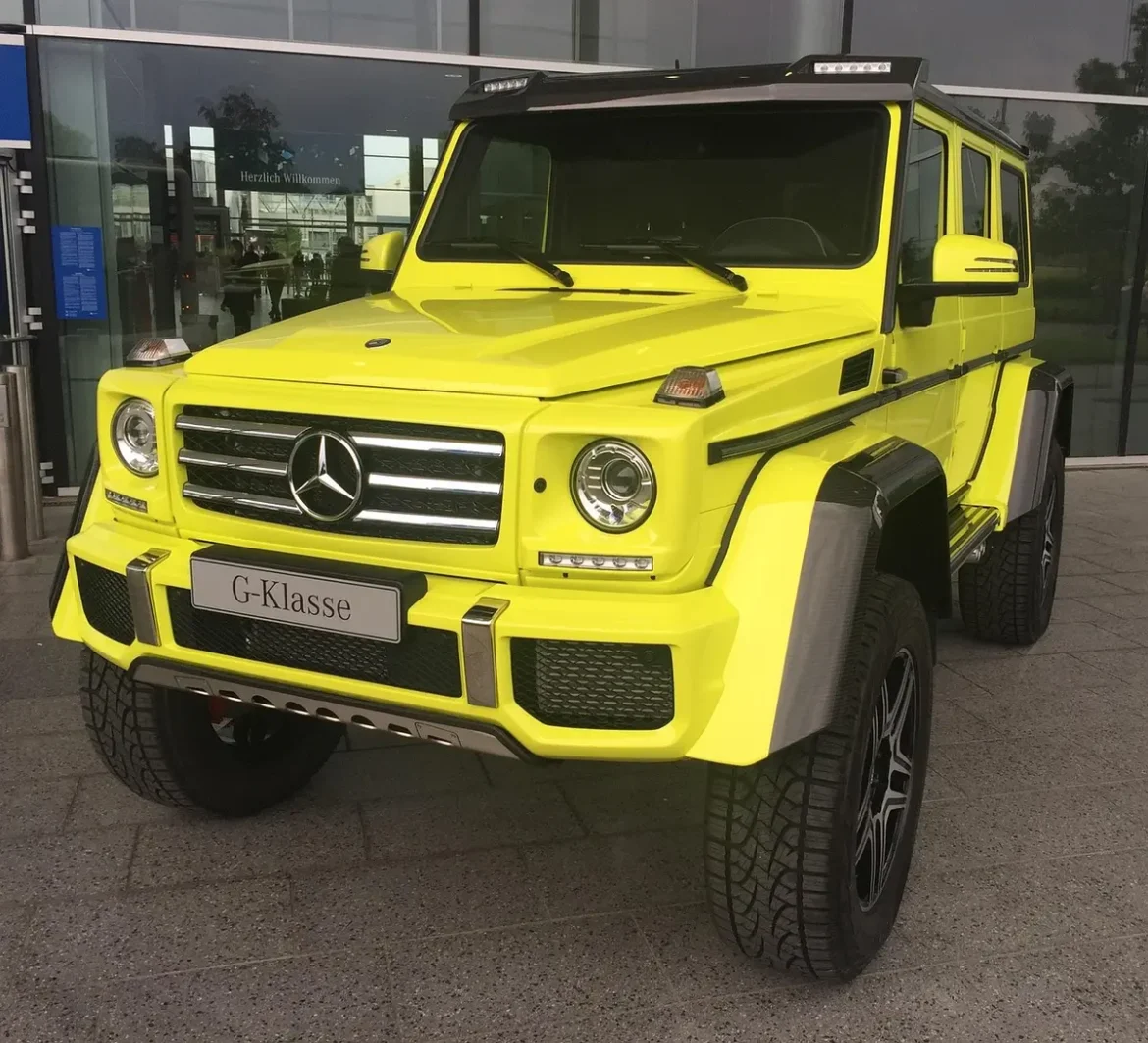 Concession automobile en plein jour avec SUV compacts et brochure sur une table