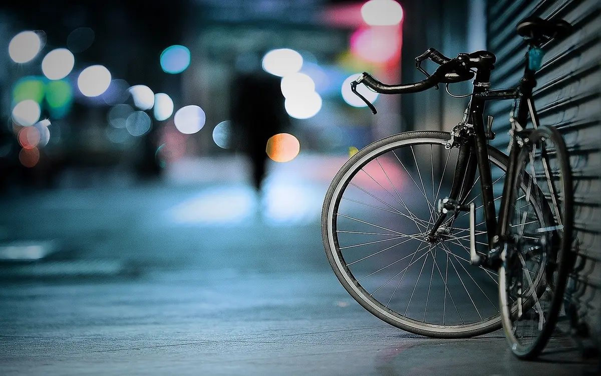 Personnes préparant des alternatives de trajet : vélo, covoiturage et tickets de transport