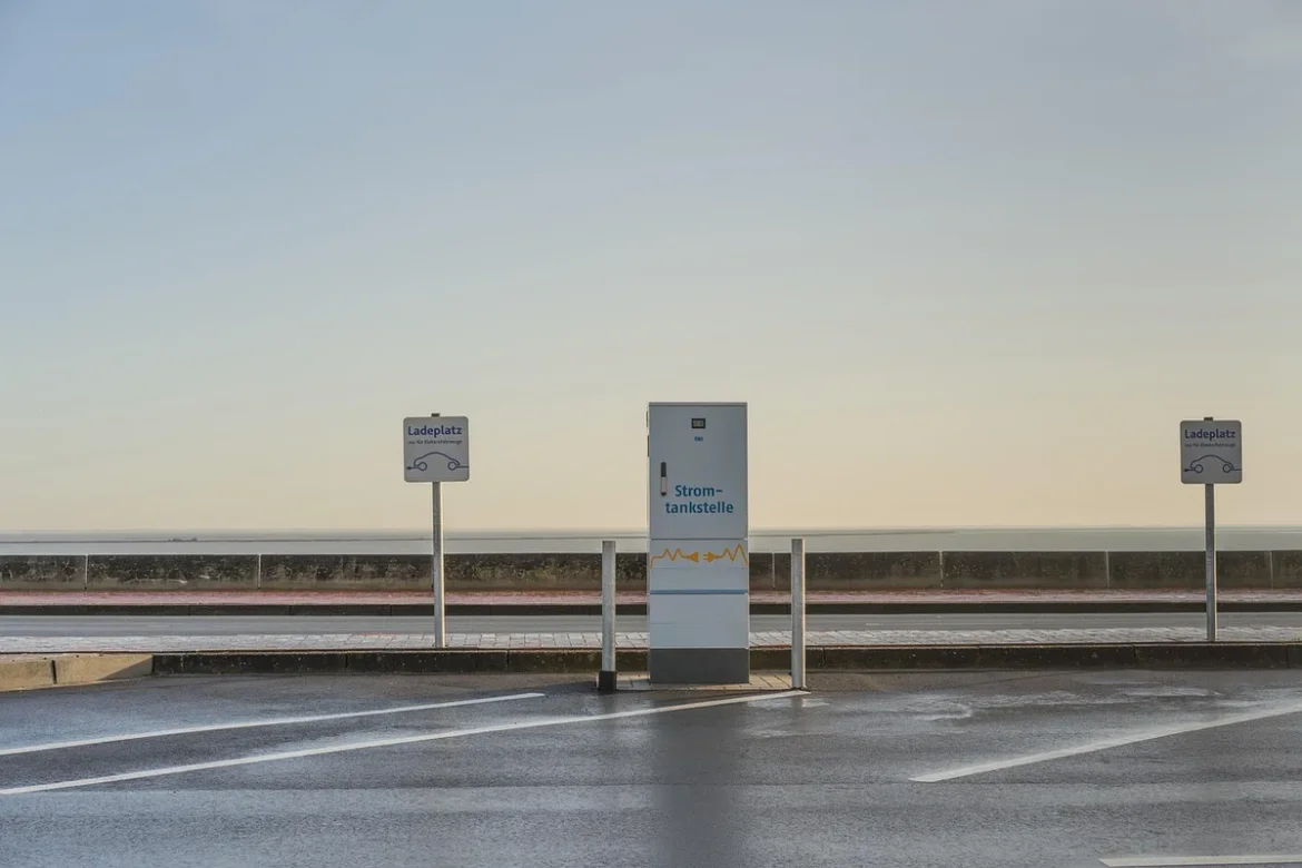 Parking McDonald’s en journée avec une voiture électrique branchée à une borne de recharge
