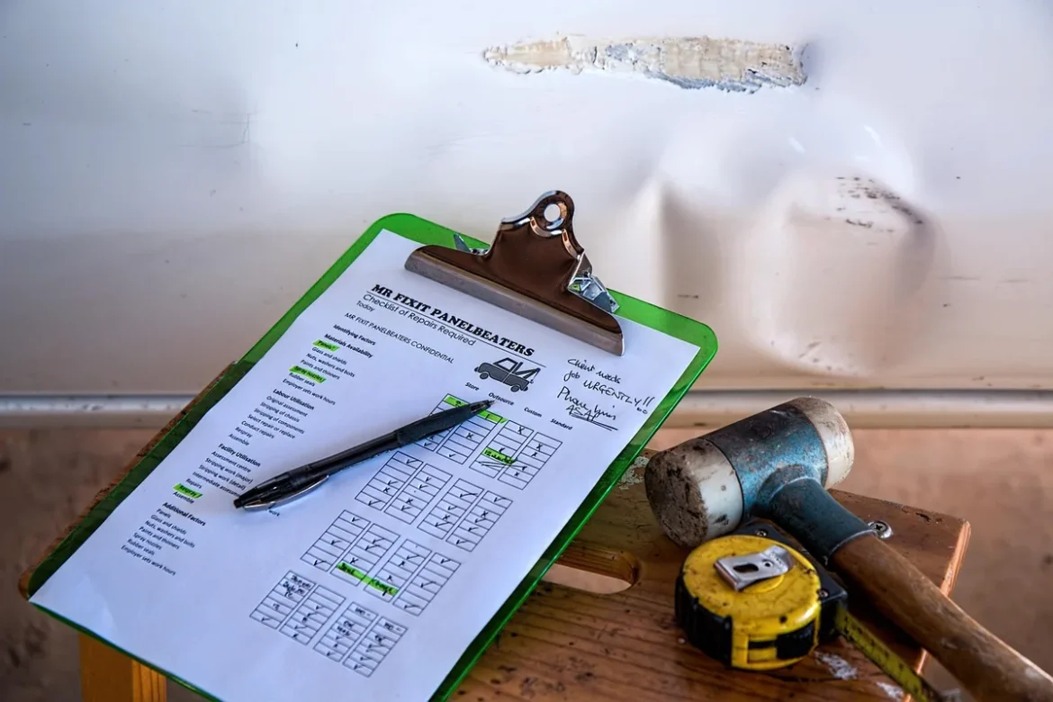 Atelier en plein jour : mains vérifiant des vis usinées sur un établi avec un certificat visible