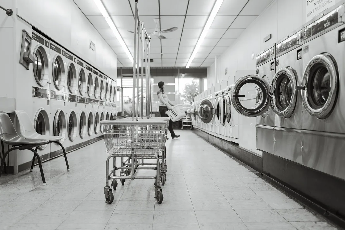 Linge mis en machine à haute température pour tuer les punaises