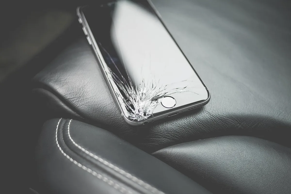 Constat amiable complété posé sur une table avec photos et téléphone