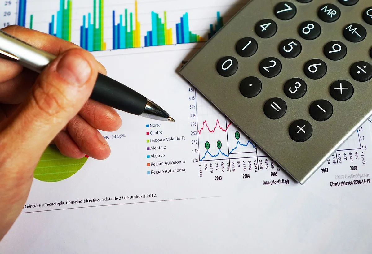Calculatrice et documents d'assurance montrant l'impact du coefficient CRM