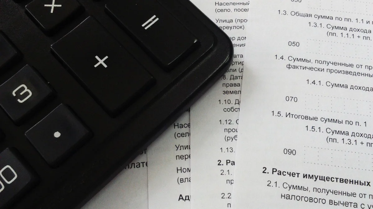 Personne remplissant un constat amiable sur une table en lumière du jour