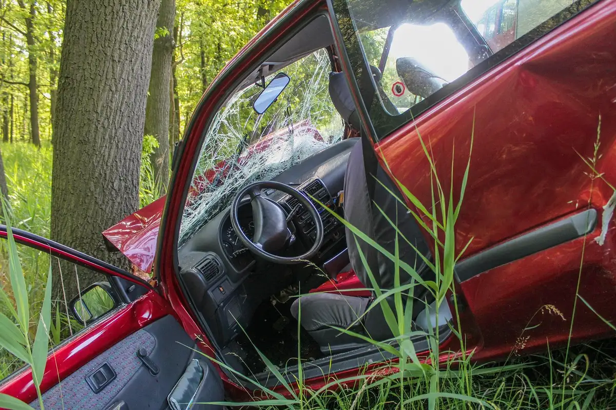 Véhicule endommagé posé sur le bord de la route après un accident
