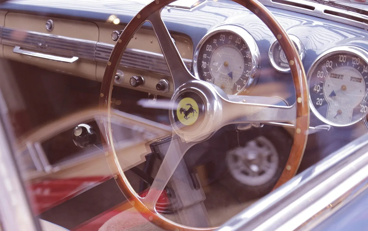 Designers travaillant sur des croquis réinterprétant une voiture classique dans un atelier lumineux